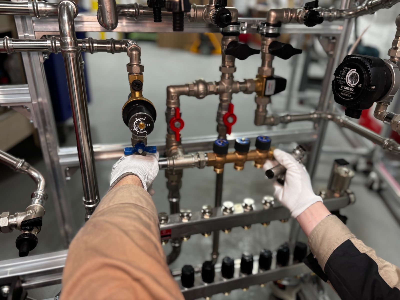 Manifold bench
